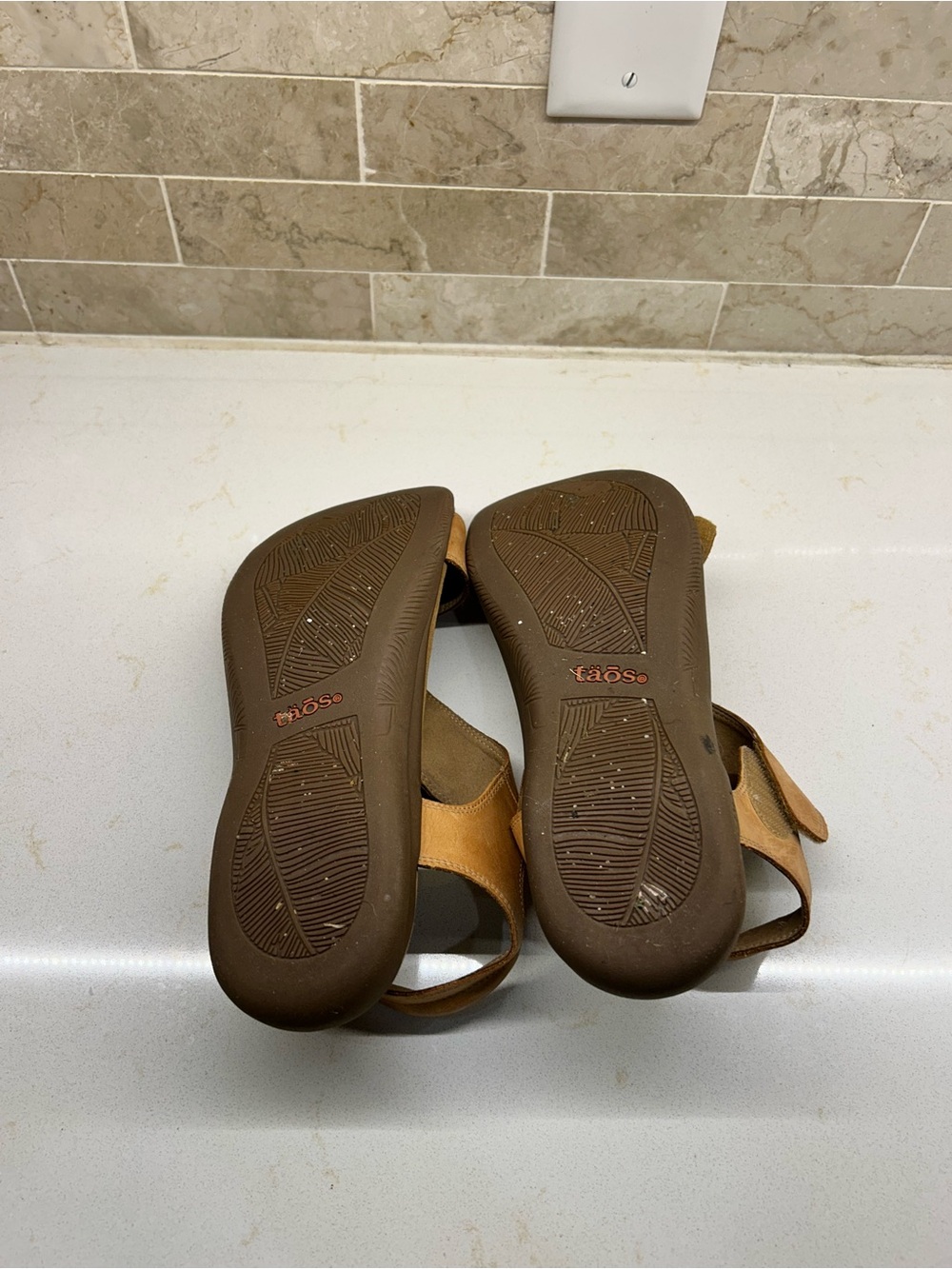 Taos Footwear Women's Leather Adjustable Tan/Brown Comfort Sandal - Picture 4 of 4